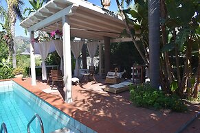 Stunning Villa With Private Pool Chlorine-free and Jacuzzi