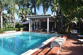 Stunning Villa With Private Pool Chlorine-free and Jacuzzi