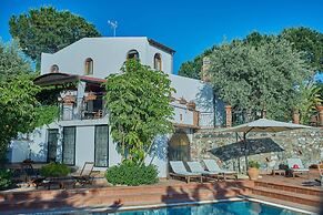 Stunning Villa With Private Pool Chlorine-free and Jacuzzi