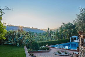 Stunning Villa With Private Pool Chlorine-free and Jacuzzi