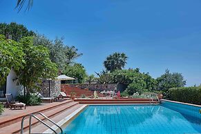 Suite Margherita With Private Garden and Shared Pool