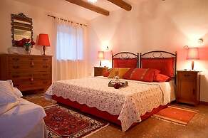 Blue House Near Bagnoregio-overlooking the Umbrian Mountains and Tiber