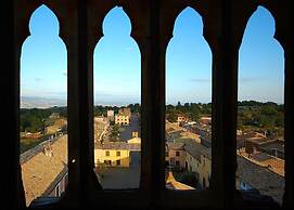 Blue House Near Bagnoregio-overlooking the Umbrian Mountains and Tiber