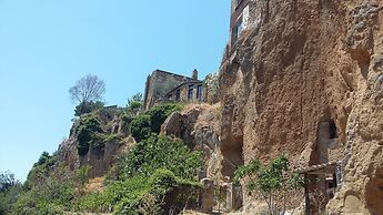 Blue House Near Bagnoregio-overlooking the Umbrian Mountains and Tiber