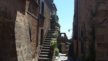 Blue House Near Bagnoregio-overlooking the Umbrian Mountains and Tiber