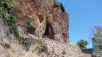 Blue House Near Bagnoregio-overlooking the Umbrian Mountains and Tiber