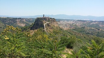 Blue House Near Bagnoregio-overlooking the Umbrian Mountains and Tiber