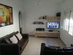 2 Bedroom Newly Renovated Bungalow Close to Bars Restaurants