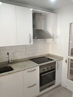 2 Bedroom Newly Renovated Bungalow Close to Bars Restaurants