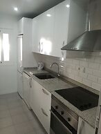 2 Bedroom Newly Renovated Bungalow Close to Bars Restaurants