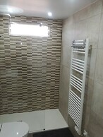 2 Bedroom Newly Renovated Bungalow Close to Bars Restaurants