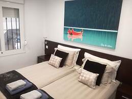 2 Bedroom Newly Renovated Bungalow Close to Bars Restaurants