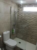 2 Bedroom Newly Renovated Bungalow Close to Bars Restaurants