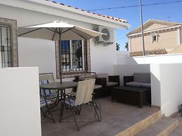 2 Bedroom Newly Renovated Bungalow Close to Bars Restaurants
