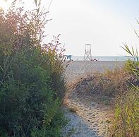 Foximanna on the North Floor in a Villa Surrounded by Greenery Facing