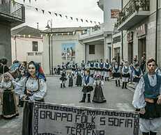 Foximanna on the North Floor in a Villa Surrounded by Greenery Facing