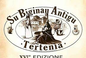 Foximanna on the North Floor in a Villa Surrounded by Greenery Facing