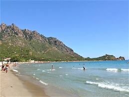 Foximanna on the North Floor in a Villa Surrounded by Greenery Facing