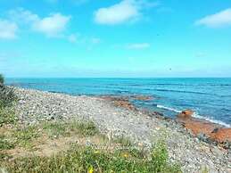 Foximanna on the North Floor in a Villa Surrounded by Greenery Facing