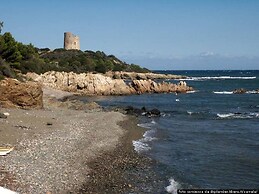 Foximanna on the North Floor in a Villa Surrounded by Greenery Facing