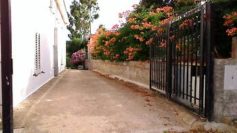 Foximanna on the North Floor in a Villa Surrounded by Greenery Facing