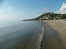 Foximanna on the North Floor in a Villa Surrounded by Greenery Facing