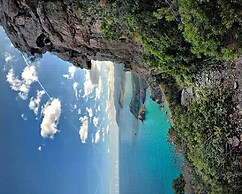 Foximanna on the North Floor in a Villa Surrounded by Greenery Facing