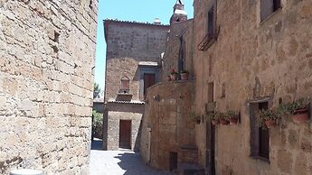 Red House/casa Rossa - Near Civita Di Bagnoregio