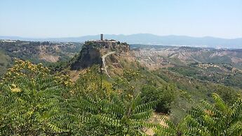Red House/casa Rossa - Near Civita Di Bagnoregio