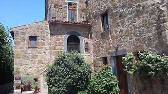 Red House/casa Rossa - Near Civita Di Bagnoregio