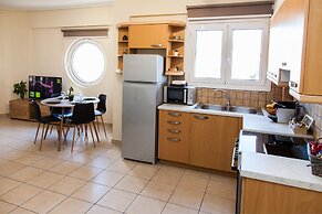 Glamour Rooftop Apartment near Athens