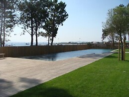 Offer of Wonderful sea Beach Apartment on the Paradisiac Island With W