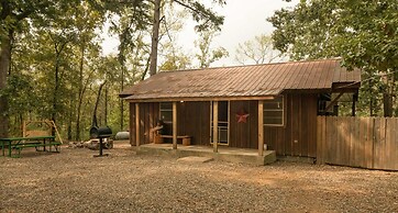 Bear Hollow Cabin With Hot Tub Minutes Away From Beavers Bend State Pa
