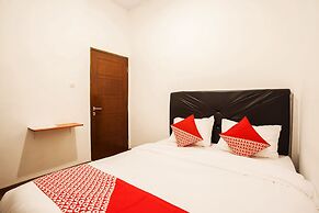 OYO 2720 Sutomo Inn