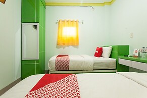 Super OYO 1763 Dinda Residence Syariah