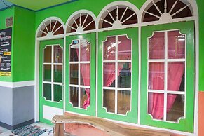 SPOT ON 1762 Gandrung Payungan Family InnNearStasiun Banyuwangi Kota