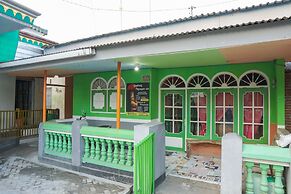 SPOT ON 1762 Gandrung Payungan Family InnNearStasiun Banyuwangi Kota