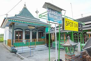 SPOT ON 1762 Gandrung Payungan Family InnNearStasiun Banyuwangi Kota