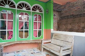 SPOT ON 1762 Gandrung Payungan Family InnNearStasiun Banyuwangi Kota