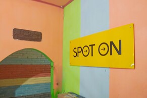 SPOT ON 1762 Gandrung Payungan Family InnNearStasiun Banyuwangi Kota