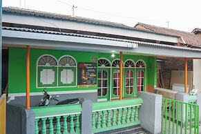 SPOT ON 1762 Gandrung Payungan Family InnNearStasiun Banyuwangi Kota