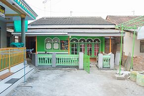 SPOT ON 1762 Gandrung Payungan Family InnNearStasiun Banyuwangi Kota