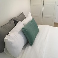 Modern 3 Beds In Convenient Location - Parking