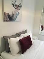 Modern 3 Beds In Convenient Location - Parking