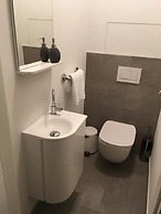 Modern 3 Beds In Convenient Location - Parking