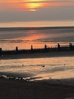 Stunning Driftwood Cottage at Holme-next-the-sea