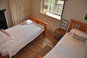 Stunning Driftwood Cottage at Holme-next-the-sea