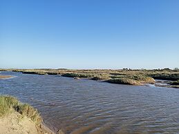 Stunning Driftwood Cottage at Holme-next-the-sea