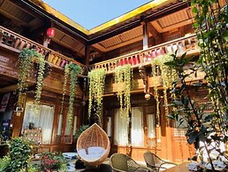 Floral Hotel Northern Cloudborn Lijiang