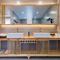 Floral Hotel Flower Fence Lijiang